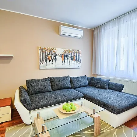 E&e Arena With Free Private Parking Pula