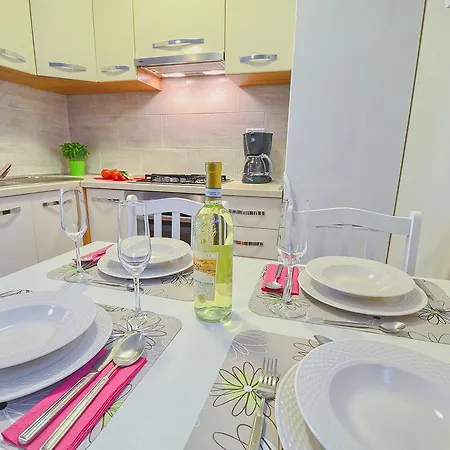 E&e Arena With Free Private Parking Pula