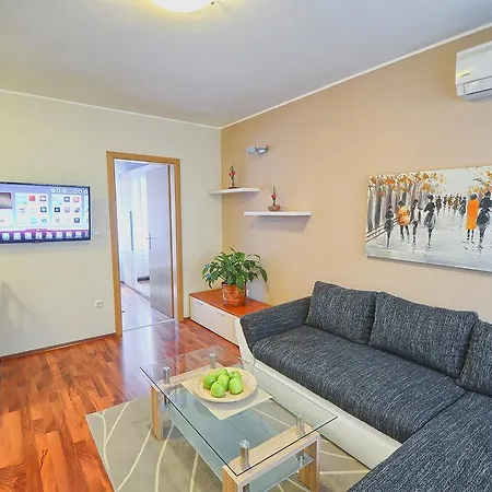 E&e Arena With Free Private Parking Apartment Pula